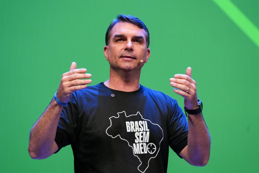 Flávio Bolsonaro proposes five Bukele‑style prisons, lowering the age of criminal responsibility and chemical castration in Brazil | International Flávio Bolsonaro proposes five Bukele‑style prisons, lowering the age of criminal responsibility and chemical castration in Brazil | International