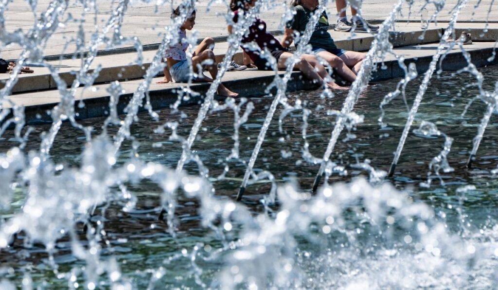 Forecasters cite ‘dangerous’ conditions as heat scorches Midwest while on its way to the East Forecasters cite ‘dangerous’ conditions as heat scorches Midwest while on its way to the East