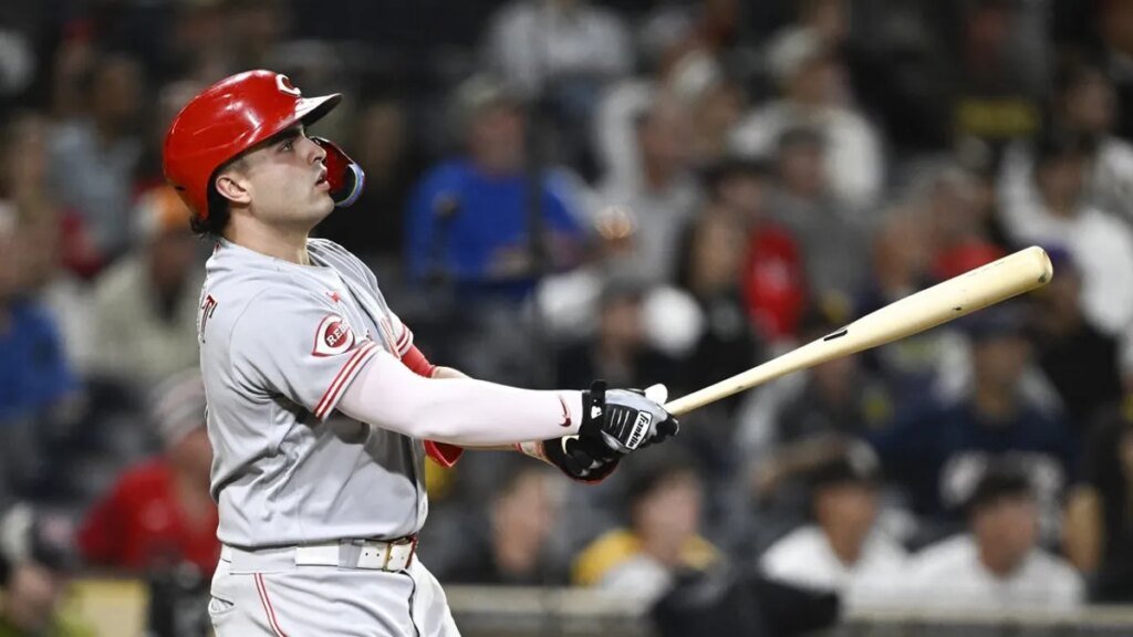 Fresh off ending skid, Reds chase series win vs. Padres