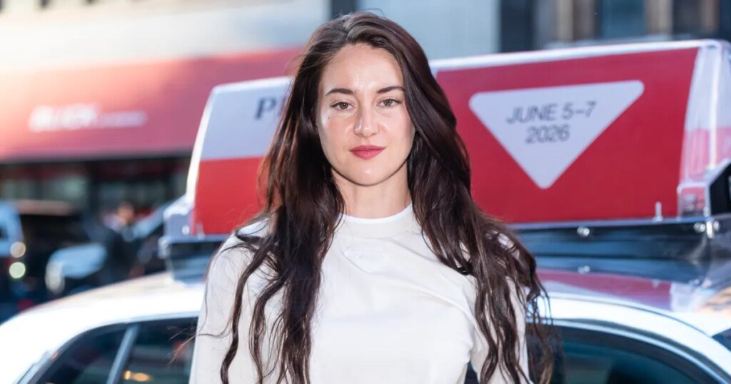 Get Shailene Woodley’s Loose, Slimming White Jeans Look for $32 Get Shailene Woodley’s Loose, Slimming White Jeans Look for $32