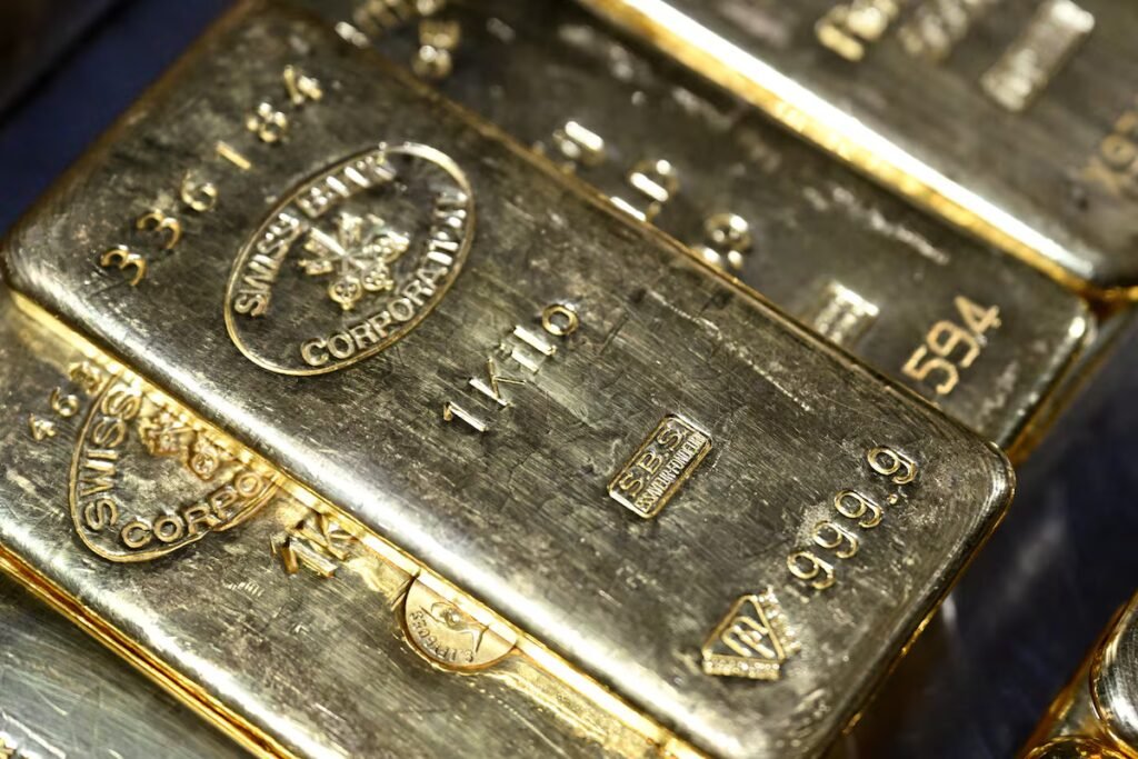 Gold falls below $4,000 an ounce for the first time since November | Economy and Business