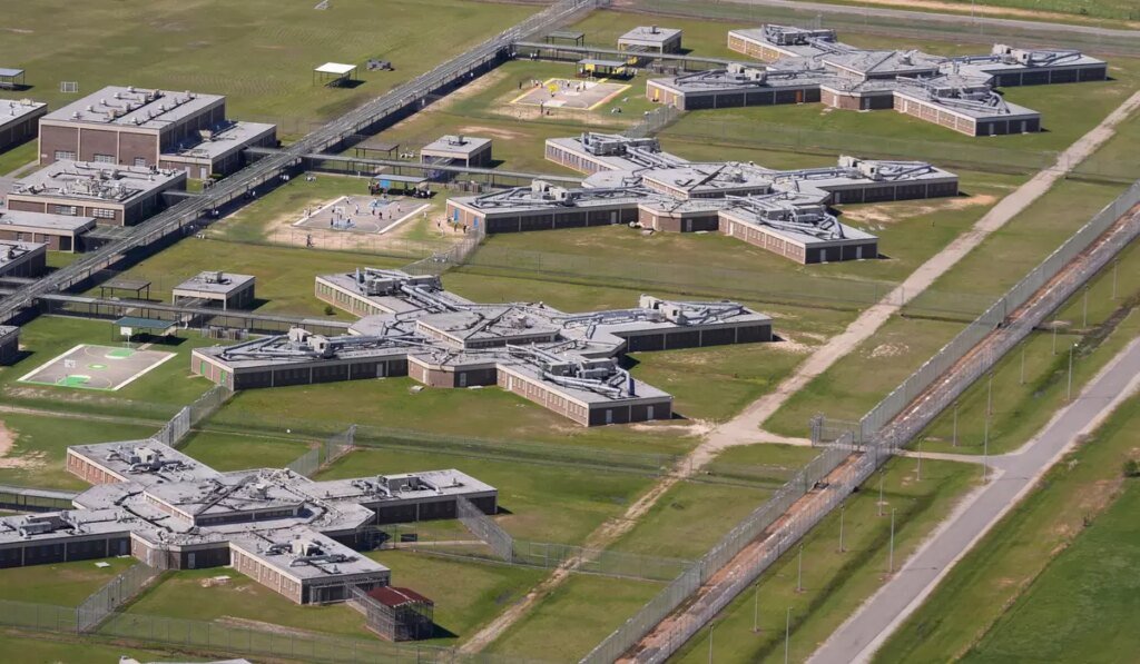 ICE says relaxed detention standards ‘reduce the burden’ on contractors running its lockups ICE says relaxed detention standards ‘reduce the burden’ on contractors running its lockups