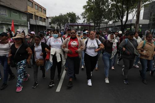 Impiden con bloques de concreto y tráiler el paso de la CNTE en Tlalpan Impiden con bloques de concreto y tráiler el paso de la CNTE en Tlalpan