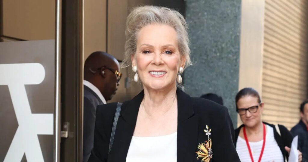 Jean Smart’s Flowy Pants Style Flatters Women Over 50 Jean Smart's Flowy Pants Style Flatters Women Over 50