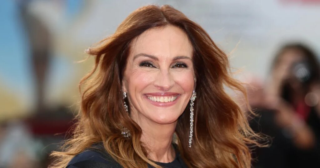Julia Roberts’ Denim Skirt Style Is Replacing Jeans — On Amazon Julia Roberts' Denim Skirt Style Is Replacing Jeans — On Amazon