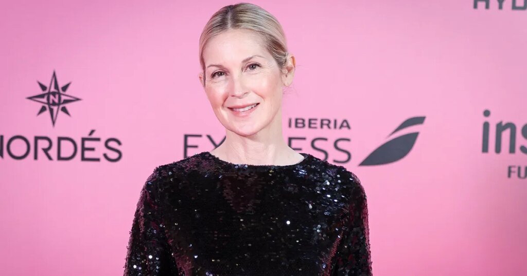 Kelly Rutherford’s Cute Blue Sandals Look Is on Amazon for $30
