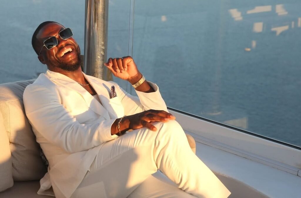 Kevin Hart’s Two-Word Motivation Lands With Nearly 40,000 Likes Kevin Hart’s Two-Word Motivation Lands With Nearly 40,000 Likes