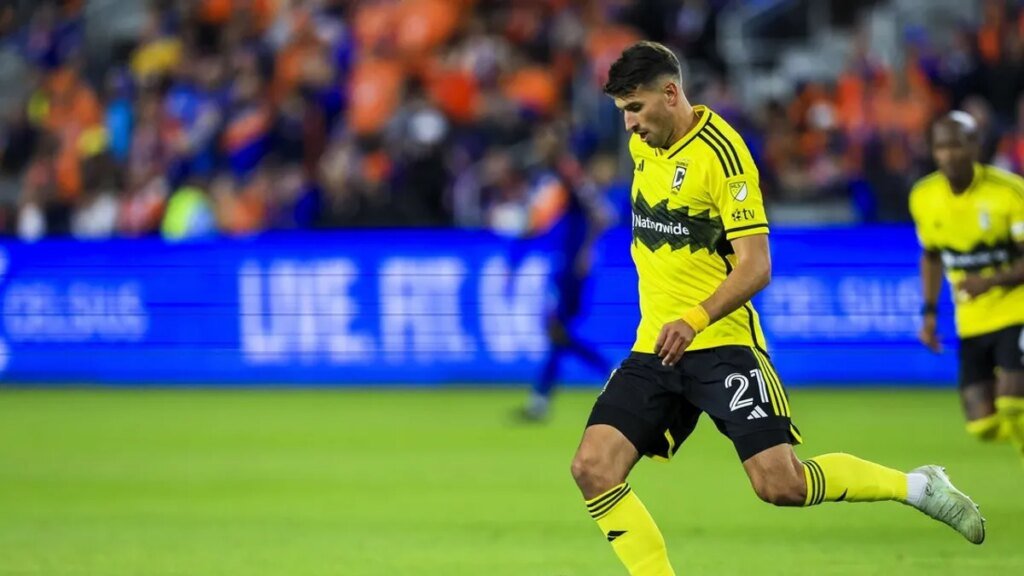 LAFC acquire D Yevhen Cheberko from Crew
