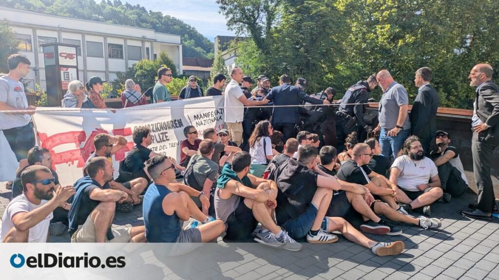 La Ertzaintza identifica a varios activistas por obstaculizar el acceso a la junta de accionistas de CAF La Ertzaintza identifica a varios activistas por obstaculizar el acceso a la junta de accionistas de CAF