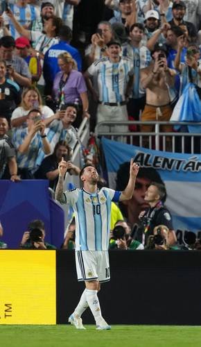 La Pulga, que es un gigante, conmueve a toda Argentina La Pulga, que es un gigante, conmueve a toda Argentina