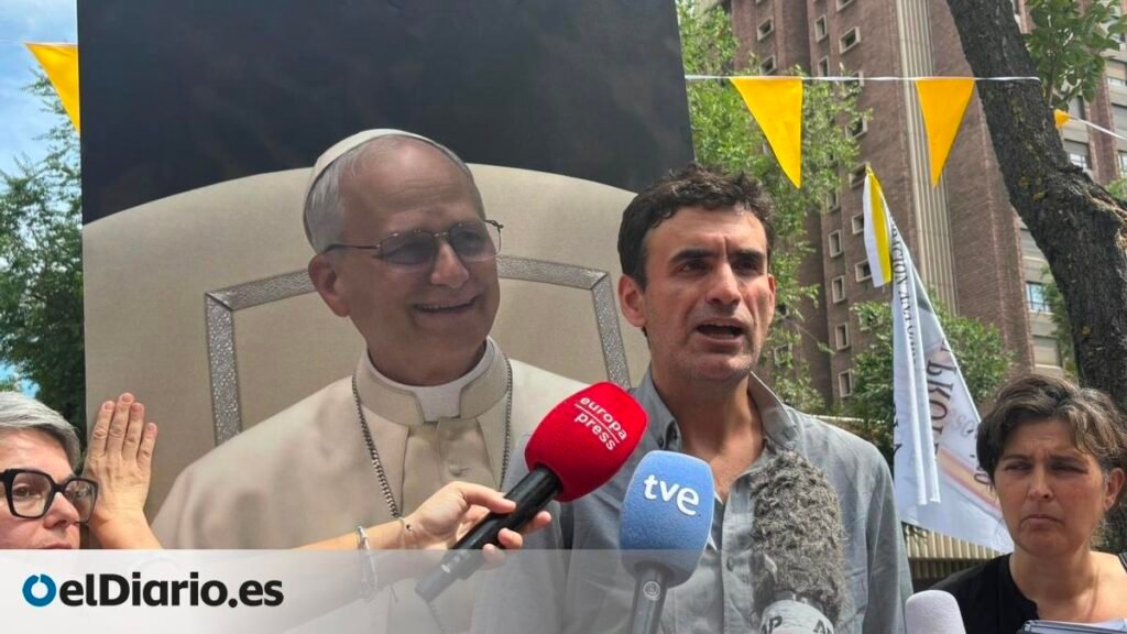 Las víctimas de abusos escenifican un falso encuentro con León XIV: "Papa, hay que ser coherente" Las víctimas de abusos escenifican un falso encuentro con León XIV: "Papa, hay que ser coherente"