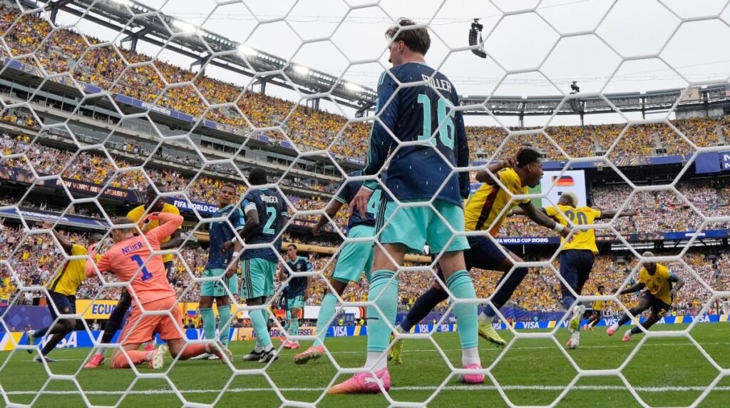 Late Plata strike sends La Tri to World Cup round of 32