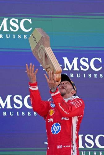 Lewis Hamilton consigue su primera victoria con Ferrari Lewis Hamilton consigue su primera victoria con Ferrari