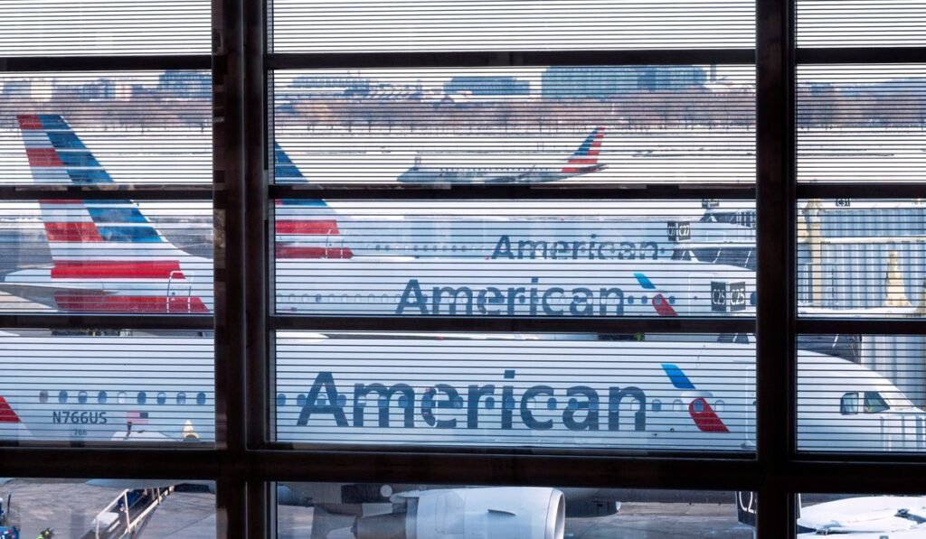 Lightning strikes plane flying from London to Charlotte, pilot makes emergency landing Lightning strikes plane flying from London to Charlotte, pilot makes emergency landing