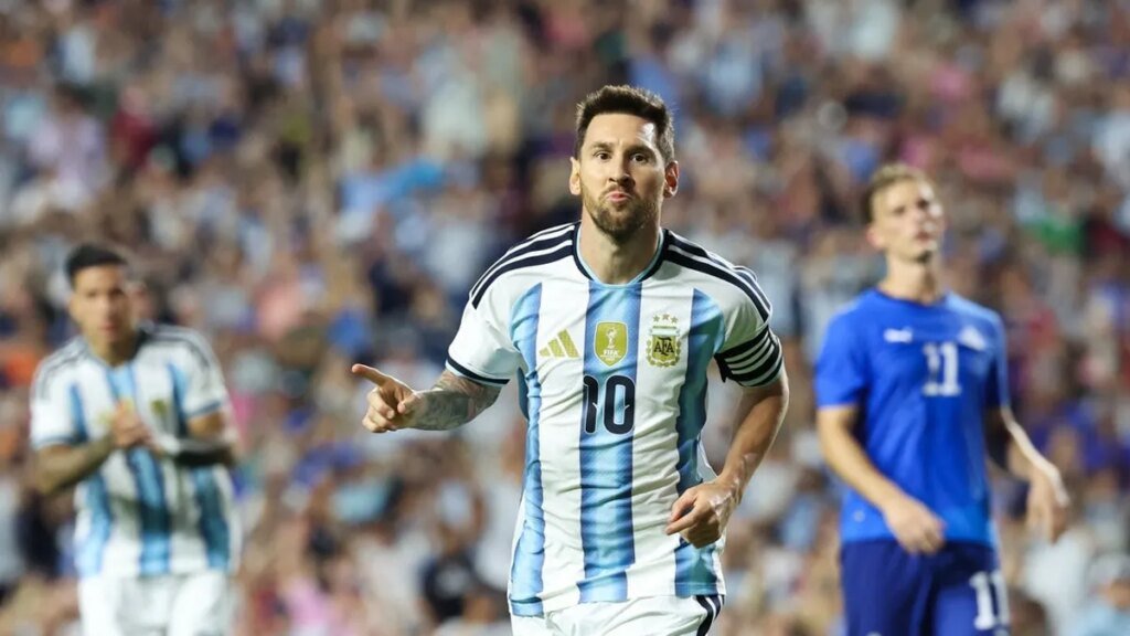 Lionel Messi eyes history as Argentina begin Cup defense vs. Algeria Lionel Messi eyes history as Argentina begin Cup defense vs. Algeria