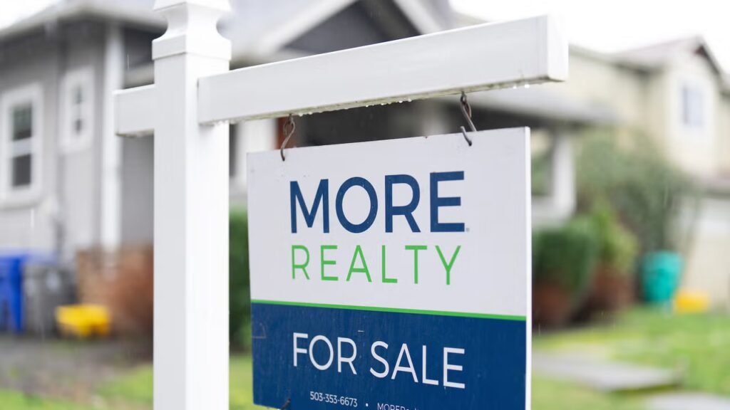 Long-term mortgage rate hits 6.52%, just below its high this year Long-term mortgage rate hits 6.52%, just below its high this year