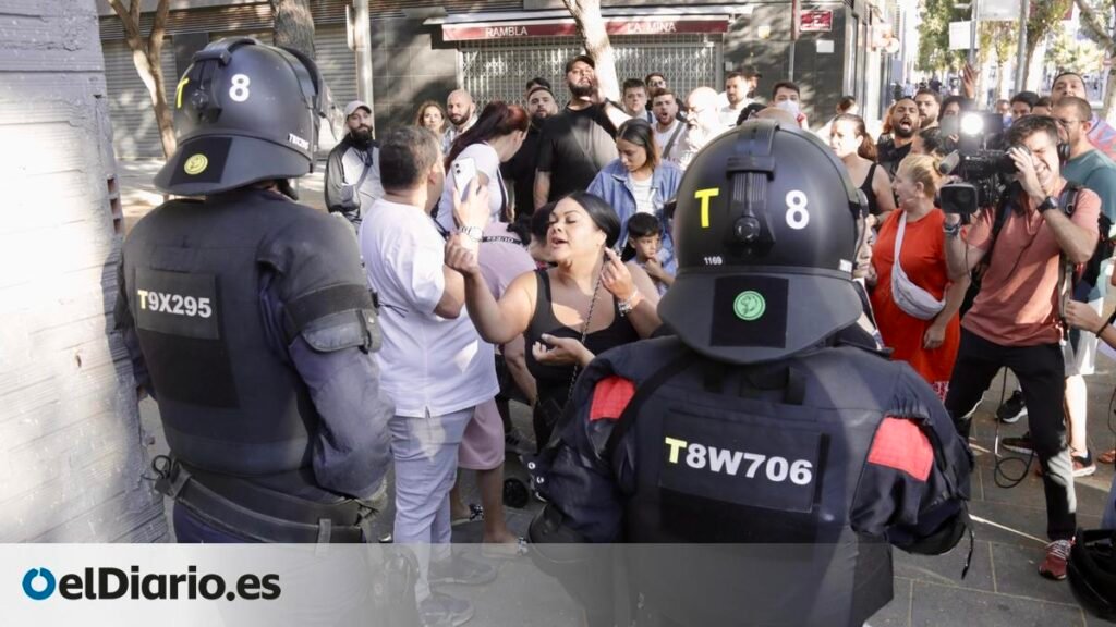 Los Mossos inician los primeros desalojos de los 58 pisos públicos ocupados en la Mina Los Mossos inician los primeros desalojos de los 58 pisos públicos ocupados en la Mina