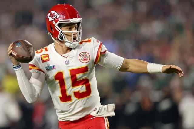 Mahomes extends Chiefs contract to 2033 Mahomes extends Chiefs contract to 2033