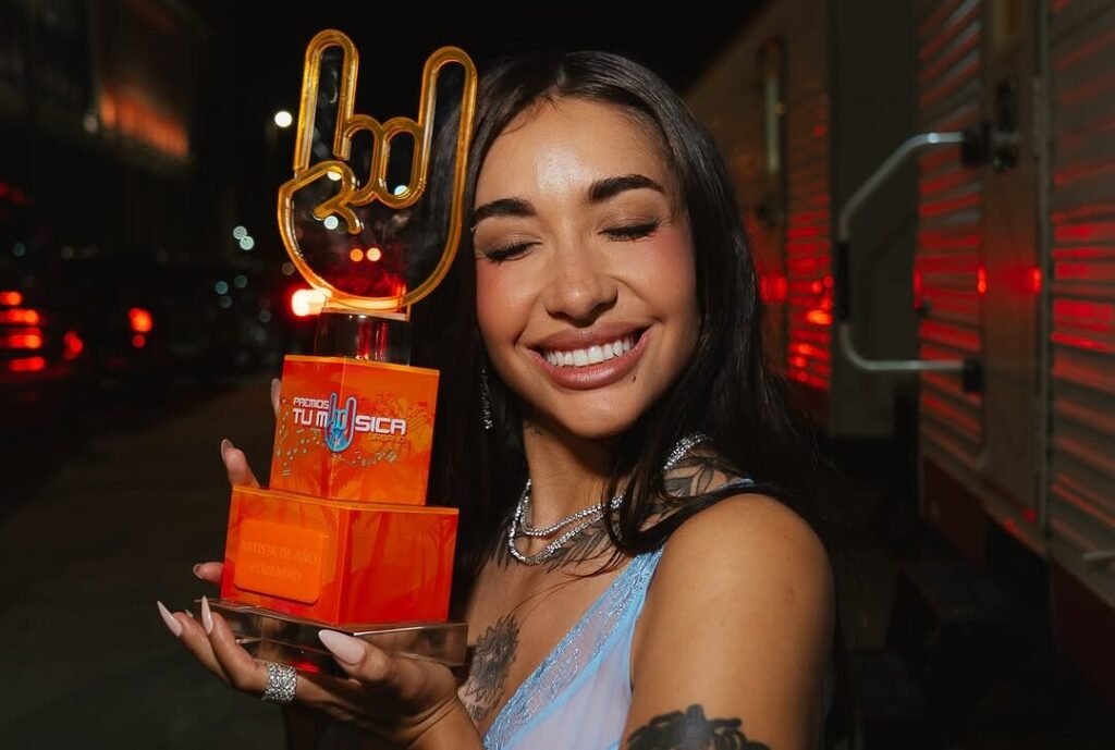Maria Becerra Wins Female Artist of the Year and Dedicates It to Women Maria Becerra Wins Female Artist of the Year and Dedicates It to Women