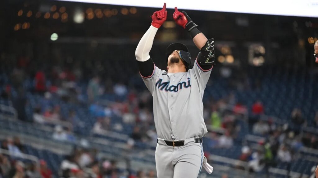 Marlins in position to pull off sweep of Nationals Marlins in position to pull off sweep of Nationals