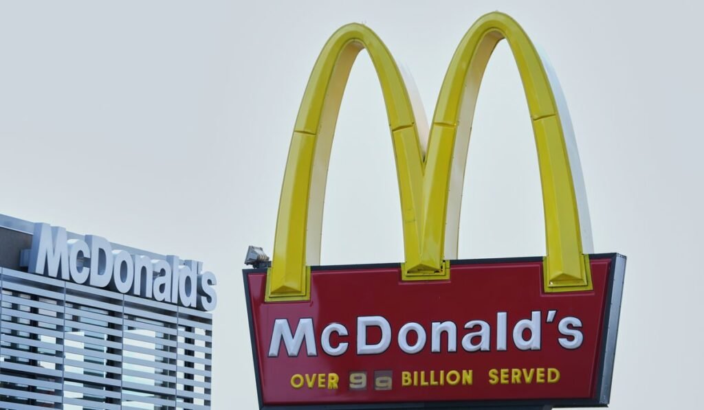 McDonald’s worker in ICU after coworker allegedly throws hot oil on him McDonald’s worker in ICU after coworker allegedly throws hot oil on him