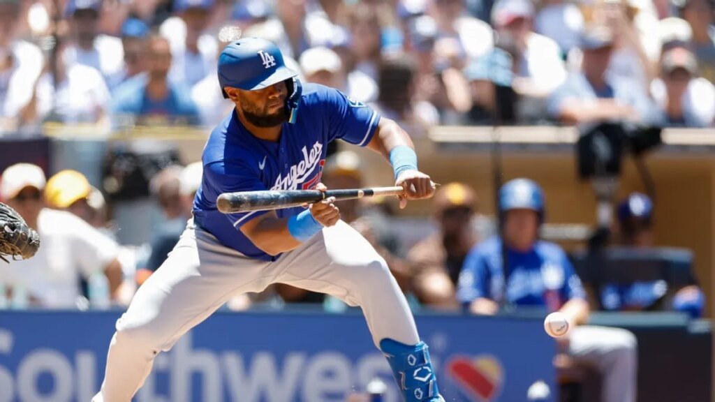 Mookie Betts' big hit helps Dodgers sink Padres