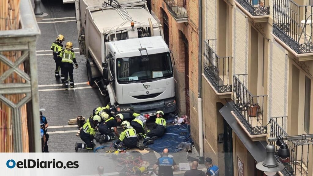 Muere una persona y varias resultan heridas tras perder el control un camión de la basura en Pamplona