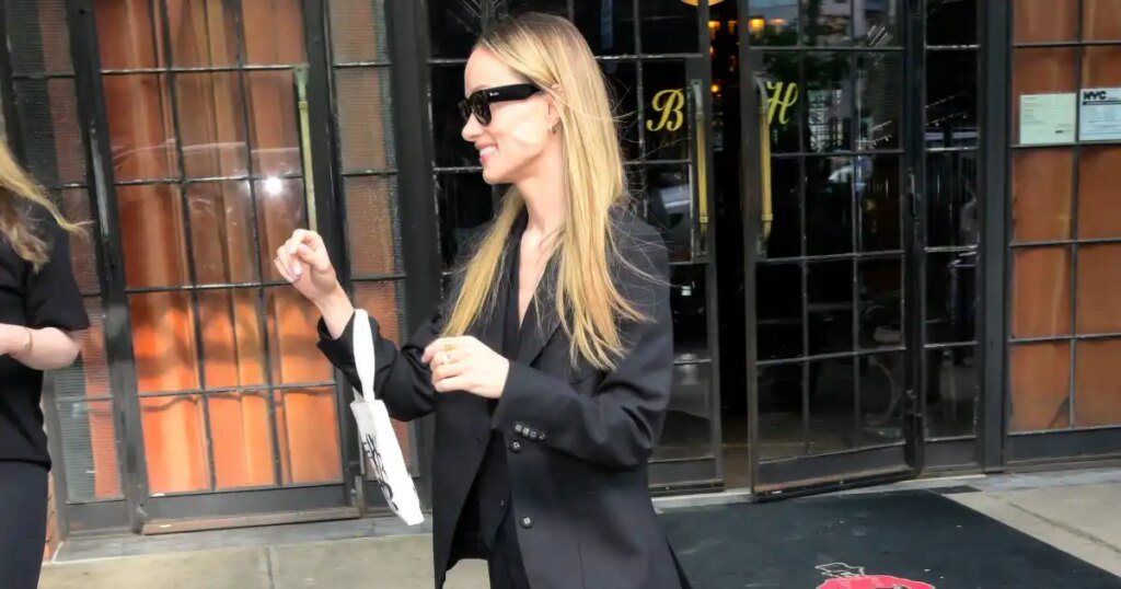 Olivia Wilde Styled Her Oversized Suit With These Sporty Sneakers Olivia Wilde Styled Her Oversized Suit With These Sporty Sneakers