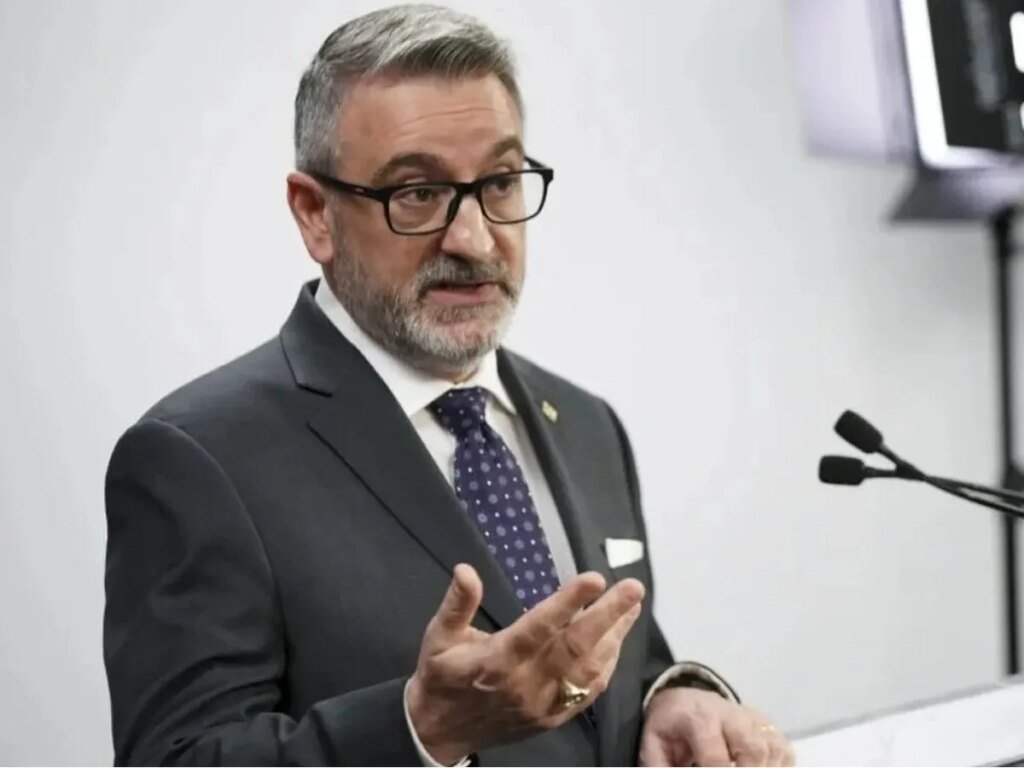 Ontario education minister 'excited' by prospect of total cellphone ban in schools