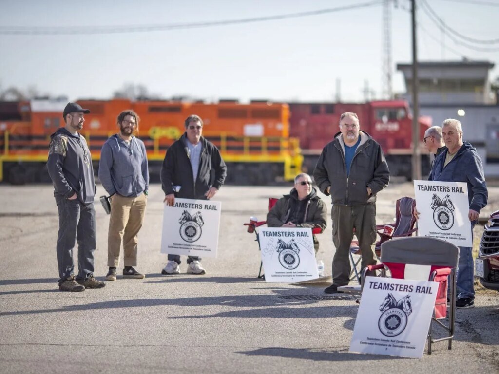 Ottawa needs binding arbitration to stop strikes: Senate report Ottawa needs binding arbitration to stop strikes: Senate report