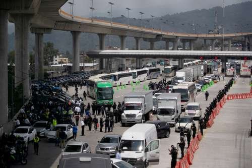 Padres y madres de los 43 bloquean 4 horas la caseta a Cuernavaca Padres y madres de los 43 bloquean 4 horas la caseta a Cuernavaca