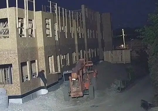 Photos show individual on Penticton construction site moments before destructive fire – Okanagan Photos show individual on Penticton construction site moments before destructive fire - Okanagan