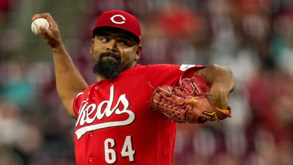 Reds place RHP Tony Santillan (oblique) on injured list