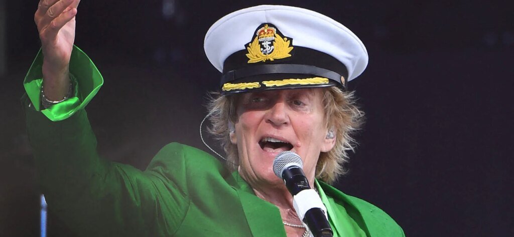 Rod Stewart Sparks Concern After ‘Nearly Fainting’ Onstage Rod Stewart Sparks Concern After 'Nearly Fainting' Onstage