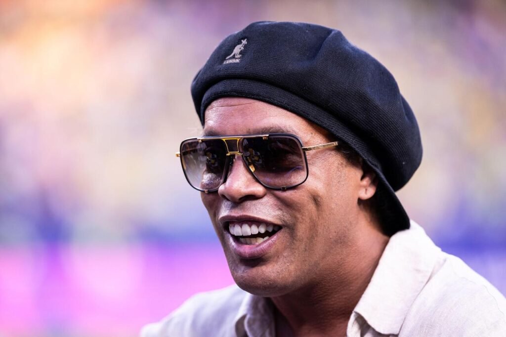 Ronaldinho signs for Serie C side Ronaldinho signs for Serie C side