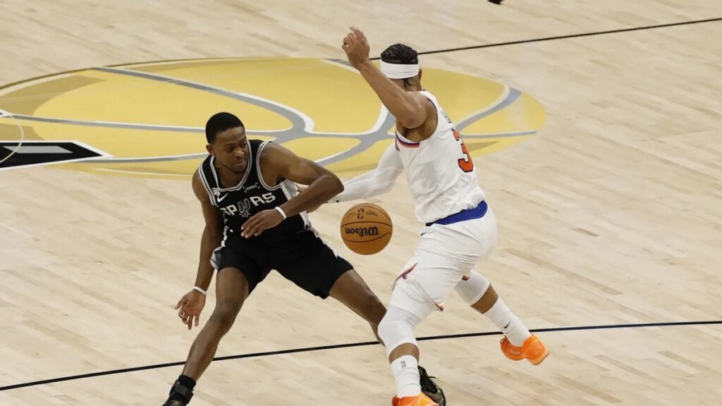 Spurs own worst enemy late in Game 1 loss to Knicks