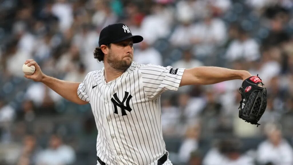 Struggling Yankees look to end Red Sox bid for third straight home win