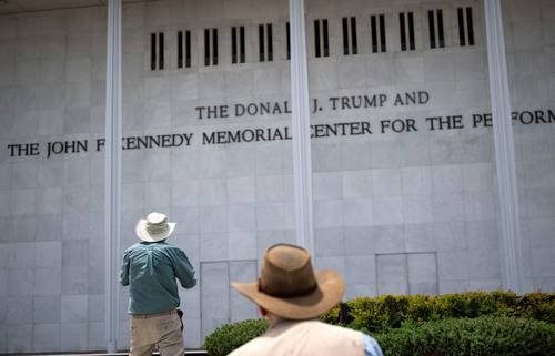 Tras orden judicial el Centro Kennedy quitó el nombre de Trump de la página web Tras orden judicial el Centro Kennedy quitó el nombre de Trump de la página web