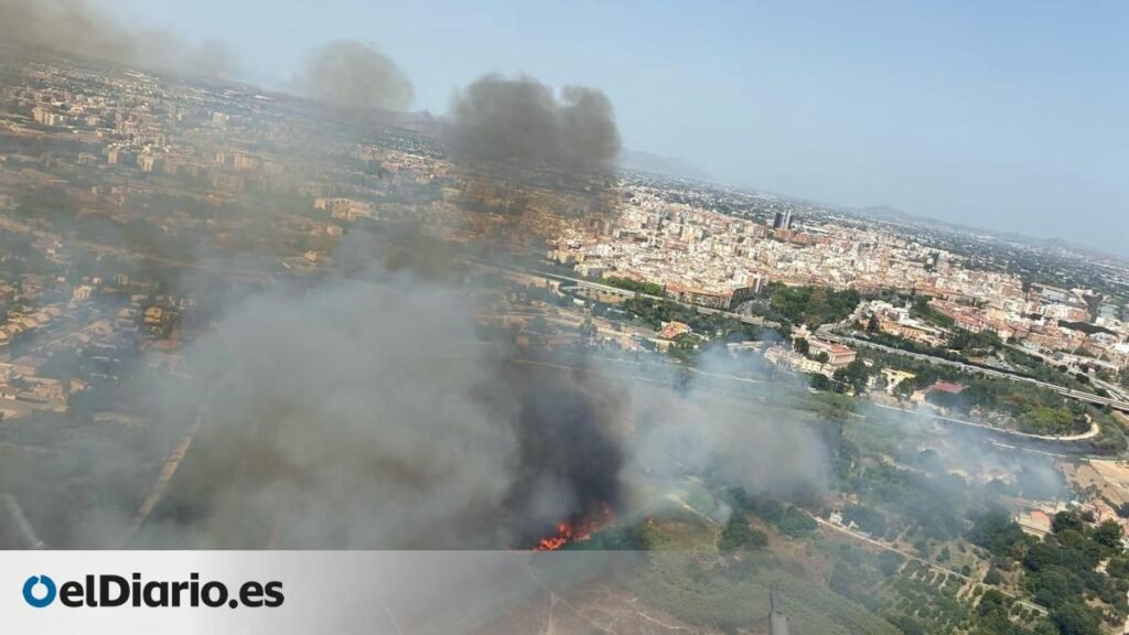 Un incendio de matorrales en Murcia forma una gran columna de humo y obliga a evacuar a decenas de vecinos Un incendio de matorrales en Murcia forma una gran columna de humo y obliga a evacuar a decenas de vecinos