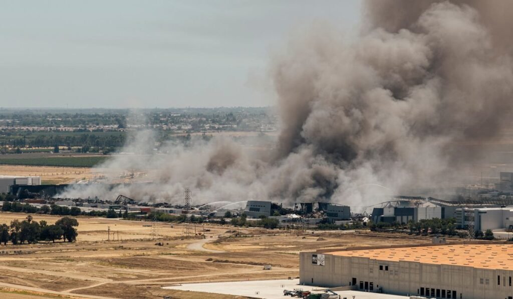 Unhealthy air quality in California city as huge warehouse fire burns for third day Unhealthy air quality in California city as huge warehouse fire burns for third day