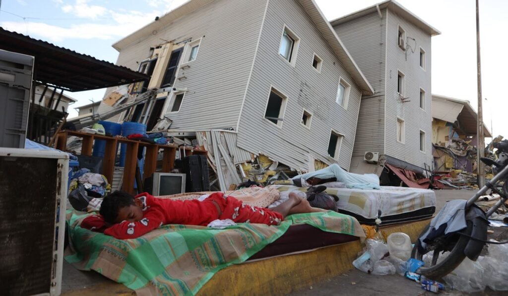 Venezuelans search more earthquake ruins as attention turns to humanitarian crisis