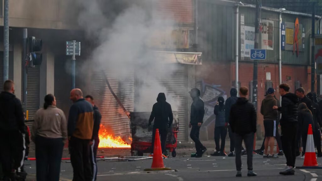Violence erupts against immigrants in Belfast following attempted beheading: ‘Burning families out of their homes is nothing less than disgusting cowardice’ | International Violence erupts against immigrants in Belfast following attempted beheading: ‘Burning families out of their homes is nothing less than disgusting cowardice’ | International