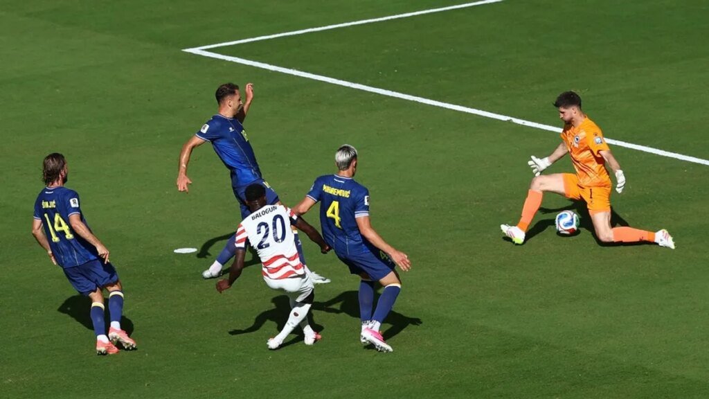 10-man U.S. earn 2-0 win over Bosnia, charge into round of 16 10-man U.S. earn 2-0 win over Bosnia, charge into round of 16