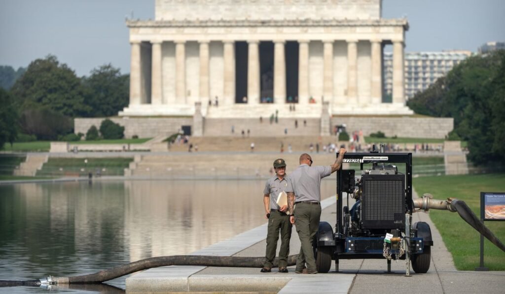Crews are draining the Lincoln Memorial Reflecting Pool again as part of Trump’s troubled revamp Crews are draining the Lincoln Memorial Reflecting Pool again as part of Trump’s troubled revamp