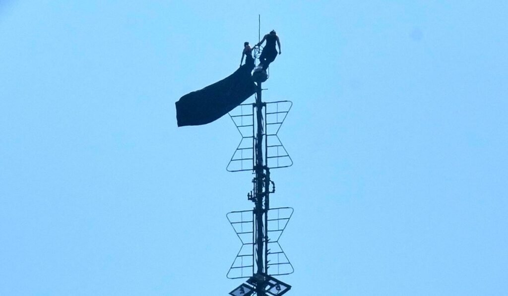 2 people hang banner about ‘the power of love’ on Empire State Building antenna