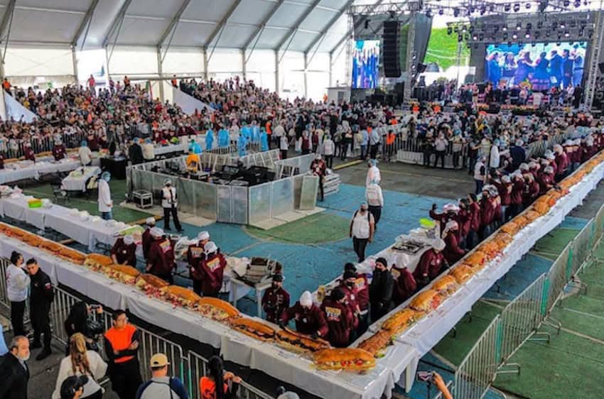 A 1.5-tonne torta sets a world record at mexico citys torta fair A 1.5-tonne torta sets a world record at mexico citys torta fair