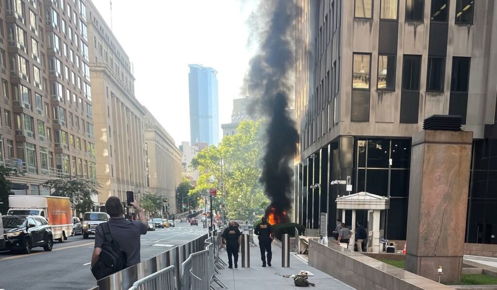 Anti-ICE suspect arrested outside New York City federal building after lighting incendiary device