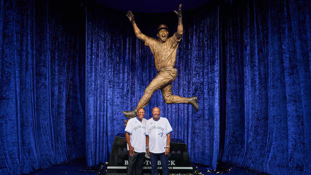 Blue Jays unveil Joe Carter statue outside Rogers Centre honouring World Series championships Blue Jays unveil Joe Carter statue outside Rogers Centre honouring World Series championships
