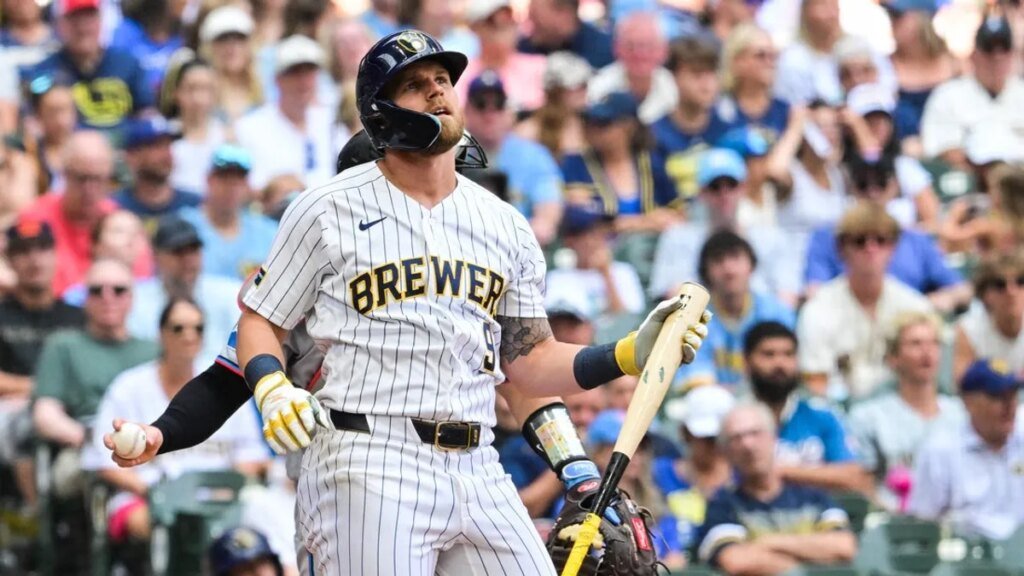 Brewers' Jake Bauers breaks toe on foul ball, return timeline TBD