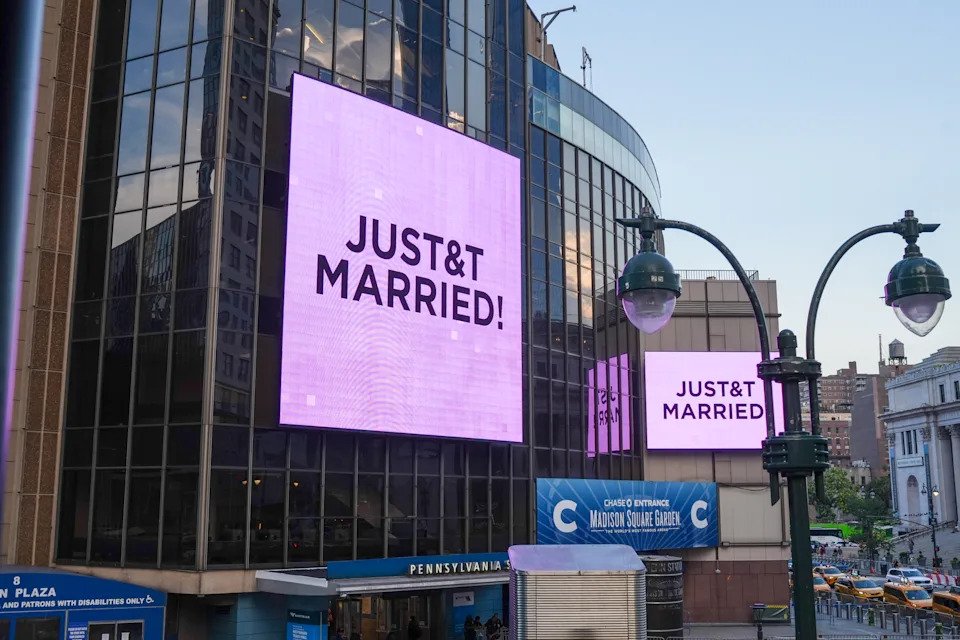 Cada detalle salvaje de la boda MSG de Taylor Swift y Travis Kelce, desde juegos de arcade y ‘JUST&T MARRIED’ hasta un cameo de Adam Sandler Cada detalle salvaje de la boda MSG de Taylor Swift y Travis Kelce, desde juegos de arcade y ‘JUST&T MARRIED’ hasta un cameo de Adam Sandler